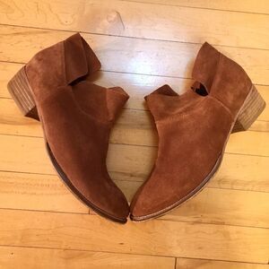 Seychelles Pointed Suede Zip Booties Size 9